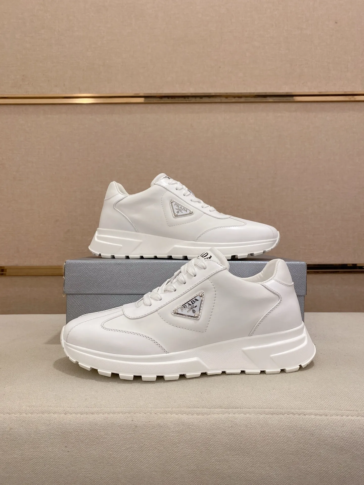 Men's shoes 💰 580💰 ✔️✔️✔️Higher version High-quality new PRADA (Prada) counters are launched simultaneously. The new men's shoes and 😘 fabrics are made of high-tech glue-spraying technology. Lining: Full cowhide lining. 👍🏿 High-end ☄️ air-cushion molded anti-slip rubber outsole, exquisite lines, simple and elegant, comfortable and high-end for leisure travel. Code number: 38 to 44 (45 can be customized and cannot be returned or exchanged)